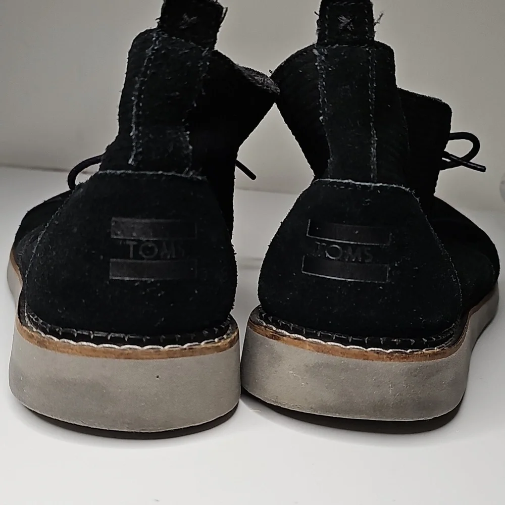 Toms Mateo Chukka Black Embossed Suede Size 11.5